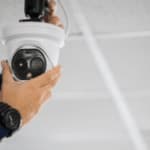 un addetto applica una telecamera all'interno di un'abitazione
